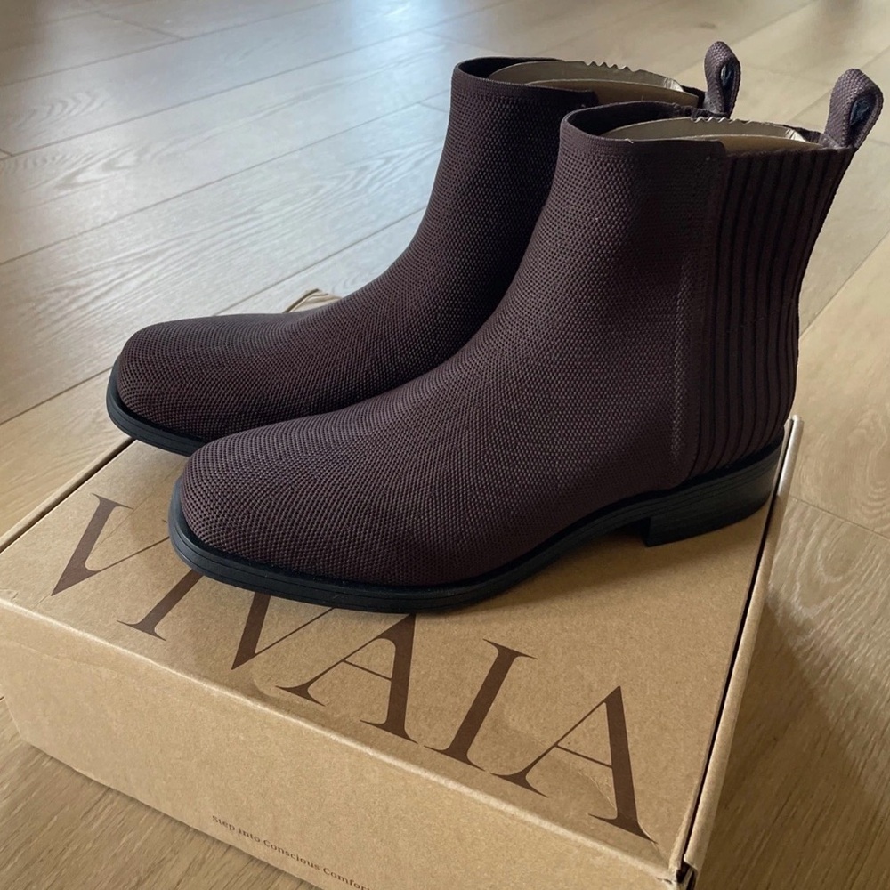 Vivaia Celina Square-Toe Ankle Chelsea Boot ~ NEW IN BOX ~ size 8.5
